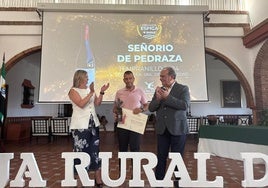 Blanca Martín y Urbano Caballo han hecho entrega del galardón a