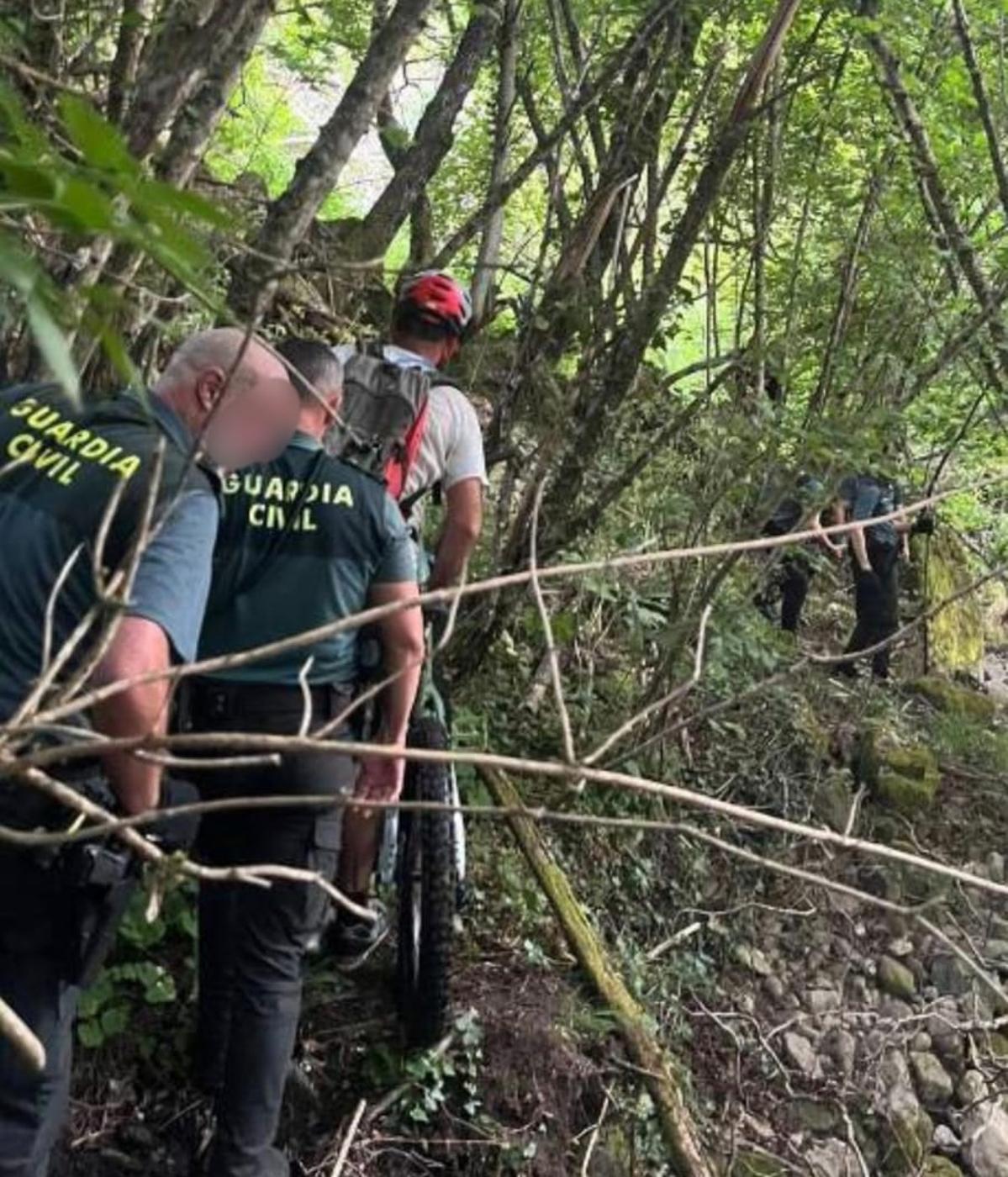 Agentes de la Guardia Civil acompañan al ciclista tras localizarlo.
