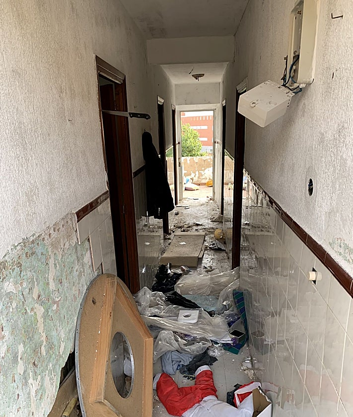 Imagen secundaria 2 - Imágenes de la situación en el Alto de Fuente Fría, con objetos acumulados en contenedores de obra y material de diversa índole en el suelo de las casas, ya sin puertas y abandonadas.