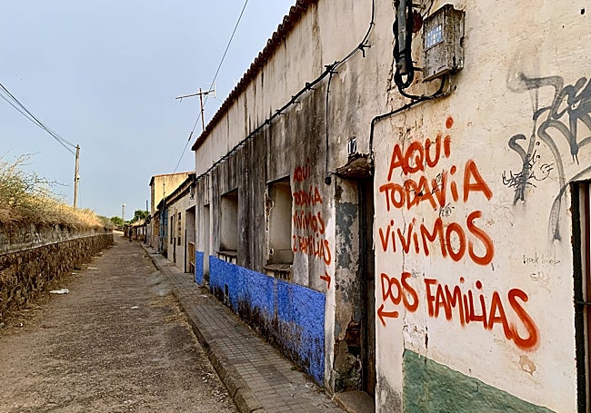 Pintadas en el número 17 del Alto de Fuente Fría.