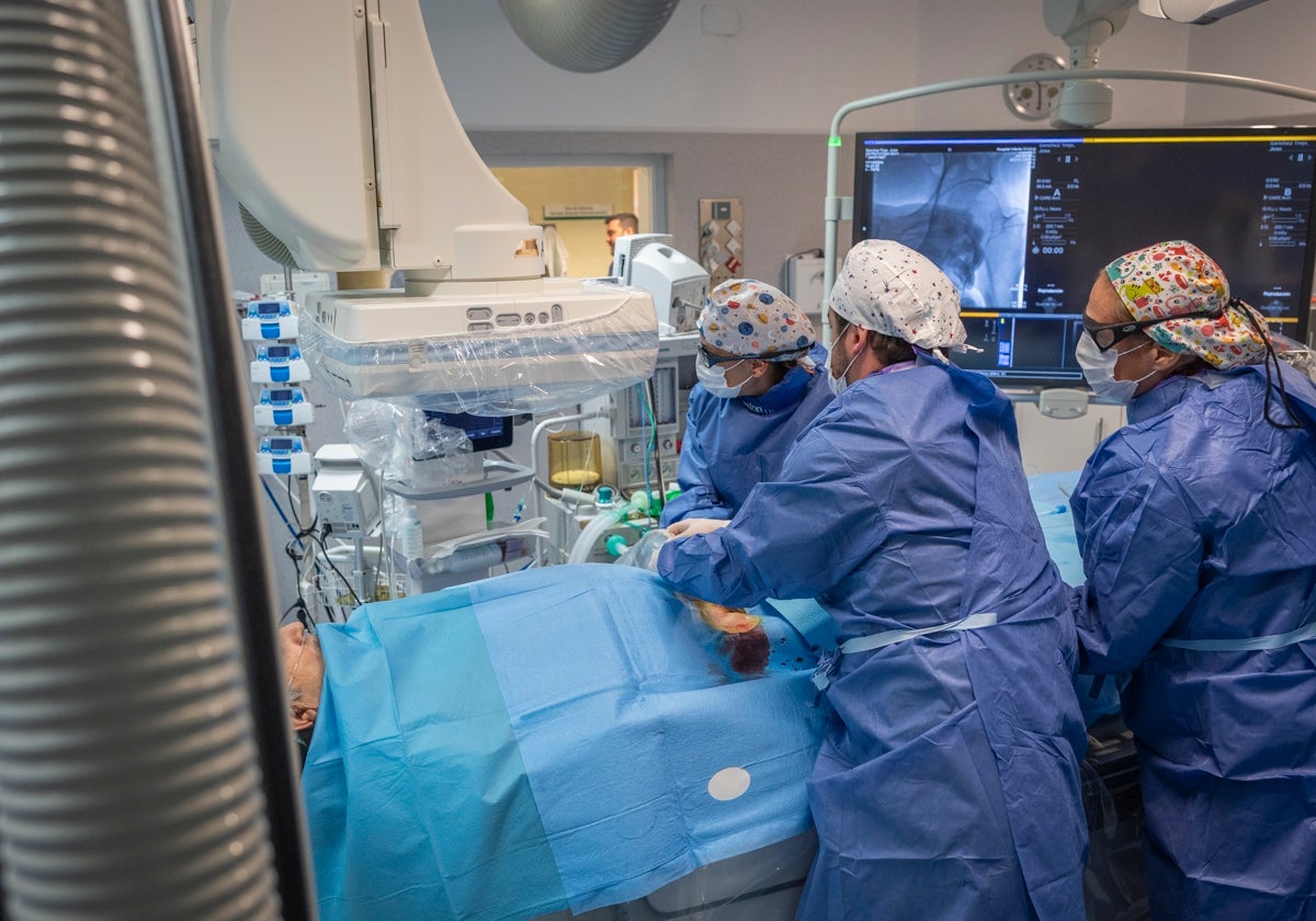 Sanitarios durante una intervención en el Hospital Universitario de Badajoz.