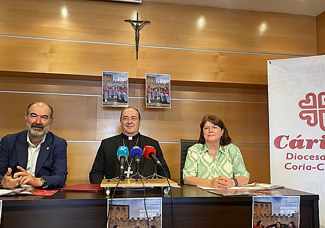 Damián Niso, Jesús Pulido e Inmaculada Godoy, este jueves durante la presentación de la memoria de Cáritas.