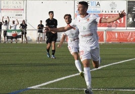 Álvaro Cordero celebra su tanto de penalti ante el Lealtad.