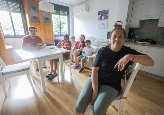 Fátima, en primer plano, junto a sus cuatro hijos y su hermano, Carlos Alberto, en la vivienda que comparten en la calle Miralrío de Cáceres. En la foto falta el marido de Fátima, que también reside en este piso.