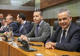 Diputados de Vox, antes del inicio del pleno en la Asamblea.