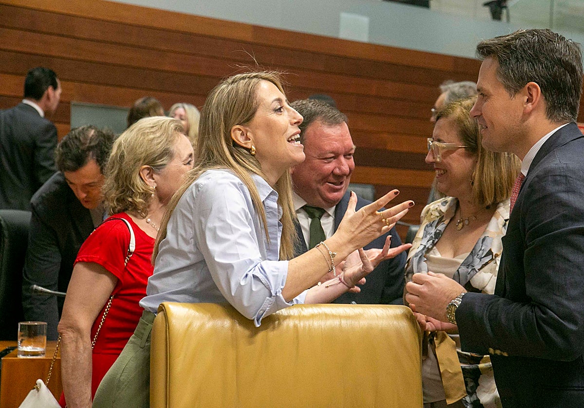Guardiola conversa con el consejero Bautista antes del inicio del pleno.J