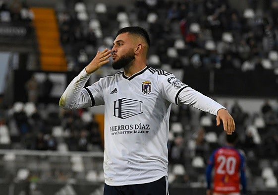 Bermúdez celebra uno de sus goles con el Badajoz esta pasada temporada.