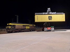 Una grúa mueve un contenedor en la madrugada del miércoles en la plataforma logística de Badajoz.