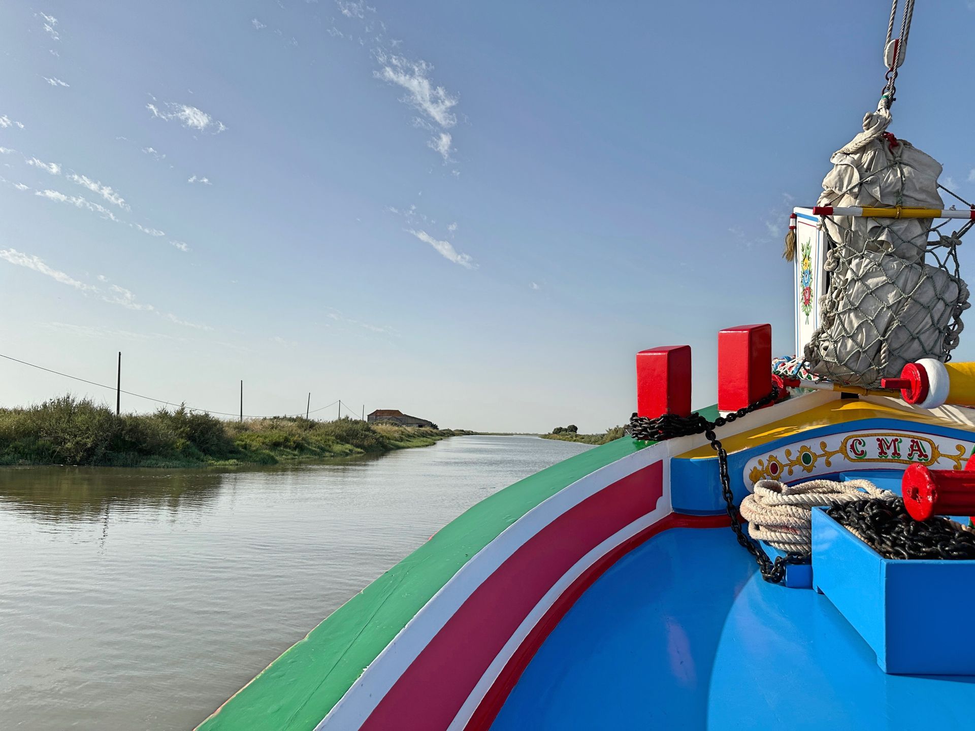 El barco entrando en las salinas. 