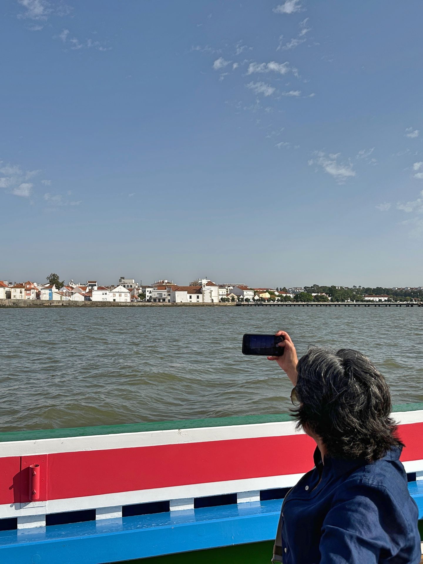 Una mujer fotografía Alcochete desde el barco 