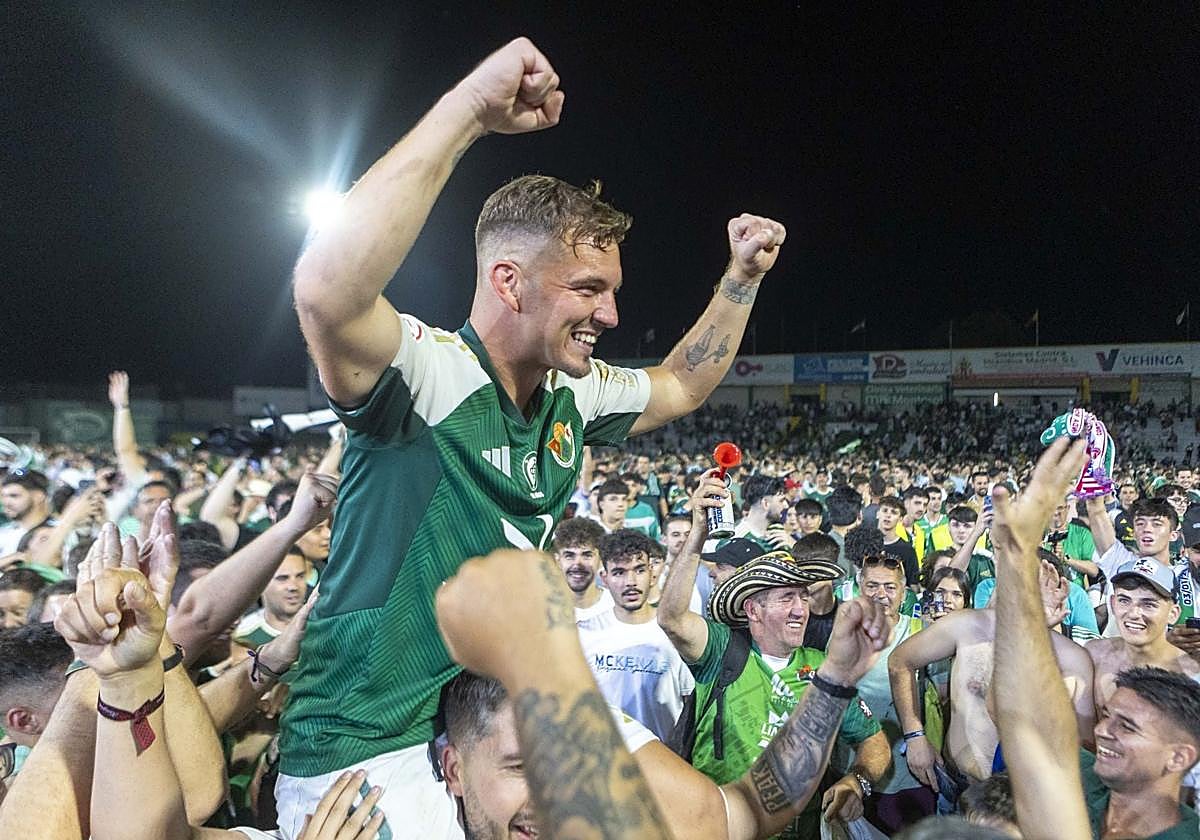 Momento en el que la afición del Cacereño accedió al Príncipe Felipe ante el Estepona.