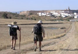 Peregrinos acercándose a Galisteo.