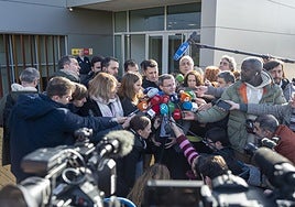 Miguel Ángel Gallardo, rodeado de periodistas el día de su declaración ante la jueza Beatriz Biedma.