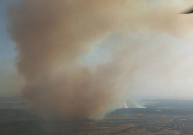 Imagen del incendio declarado este viernes en Talarrubias.