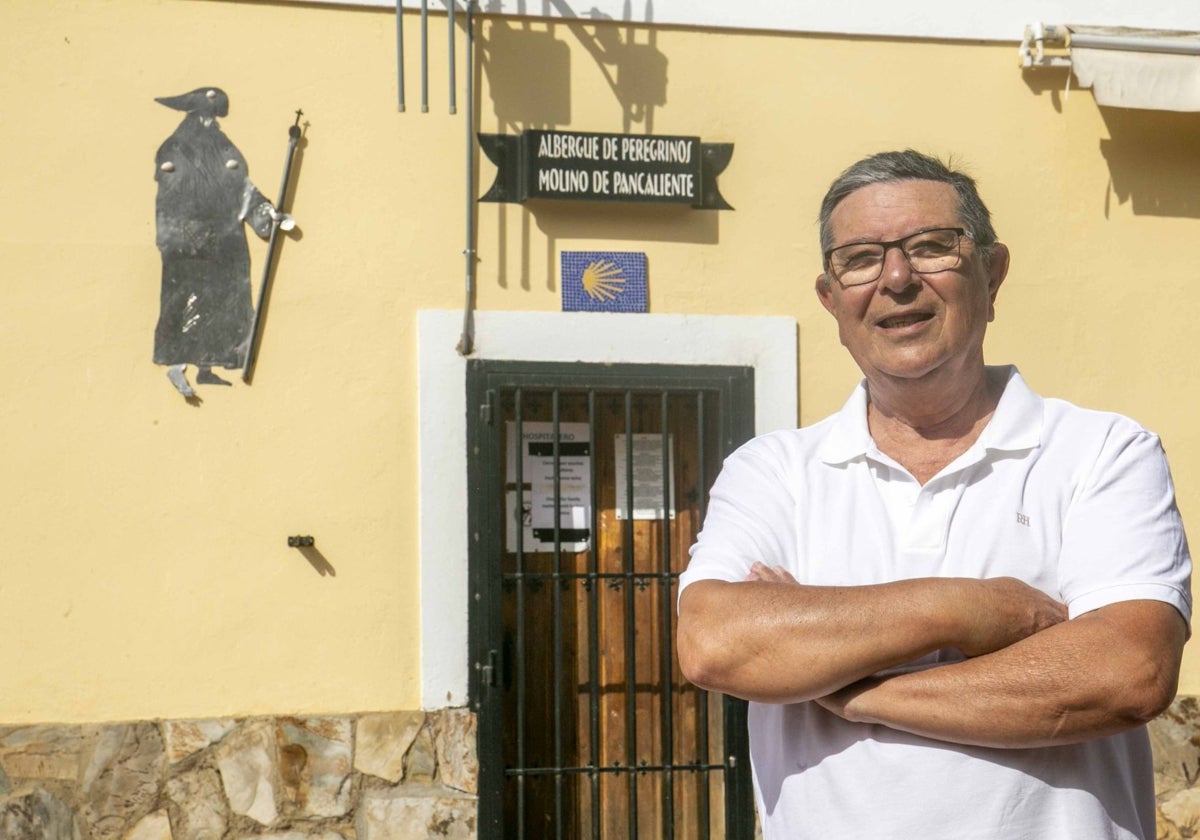 González, ante el albergue que la asociación gestiona en Mérida.