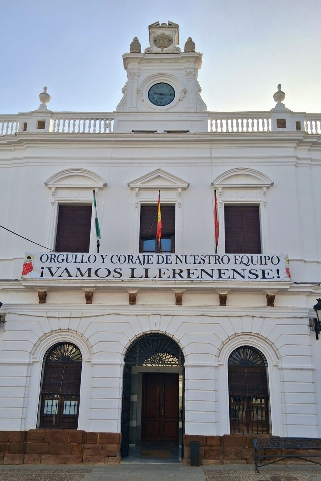 Fachada del Ayuntamiento de Llerena en apoyo del Llerenense.