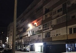 Las llamas asomaban por las fachadas.