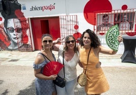 La gente disfruta del primer día de la Feria de San Juan.