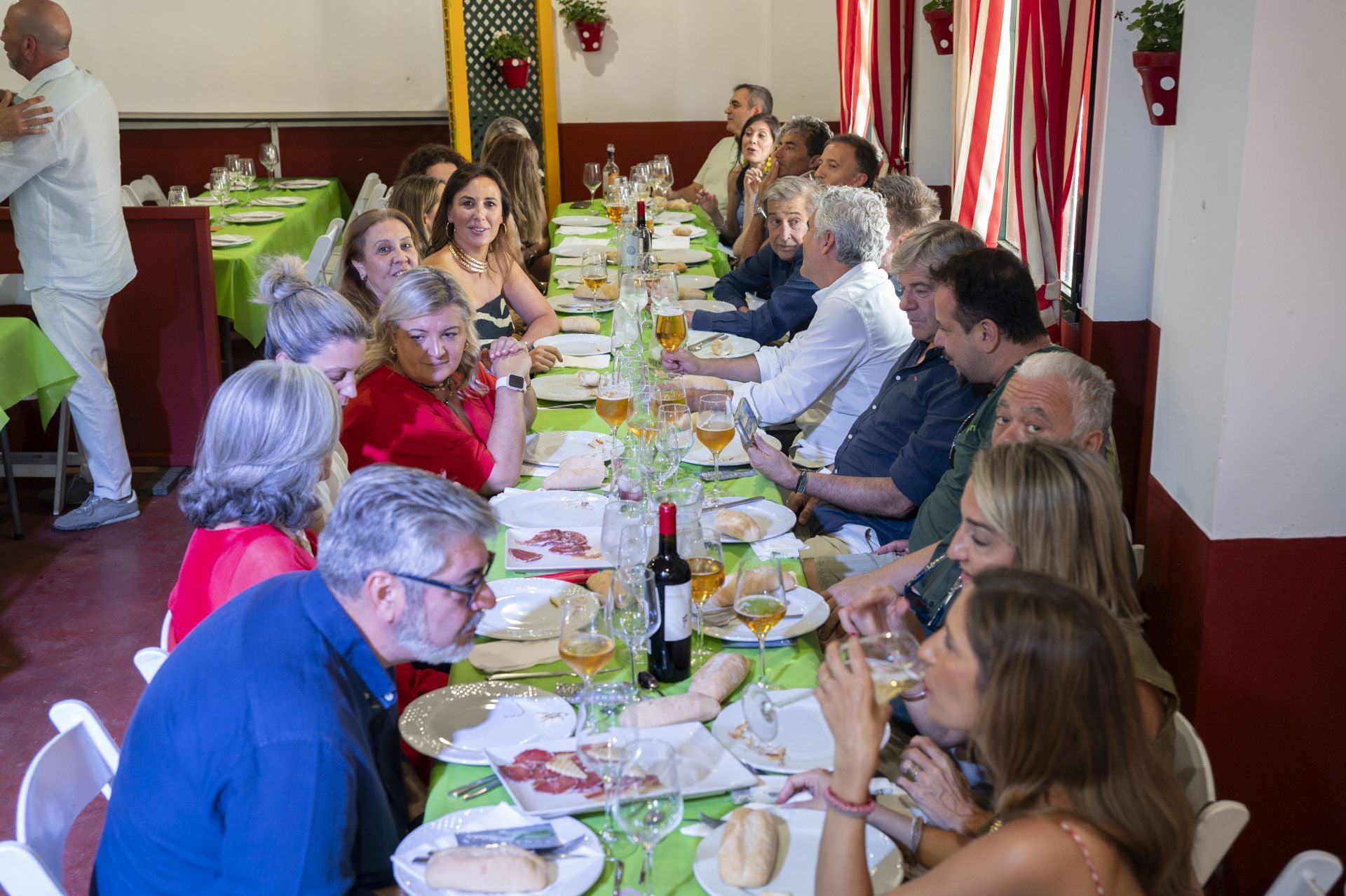 Así es el ambiente en el ferial de Badajoz a la hora de la comida