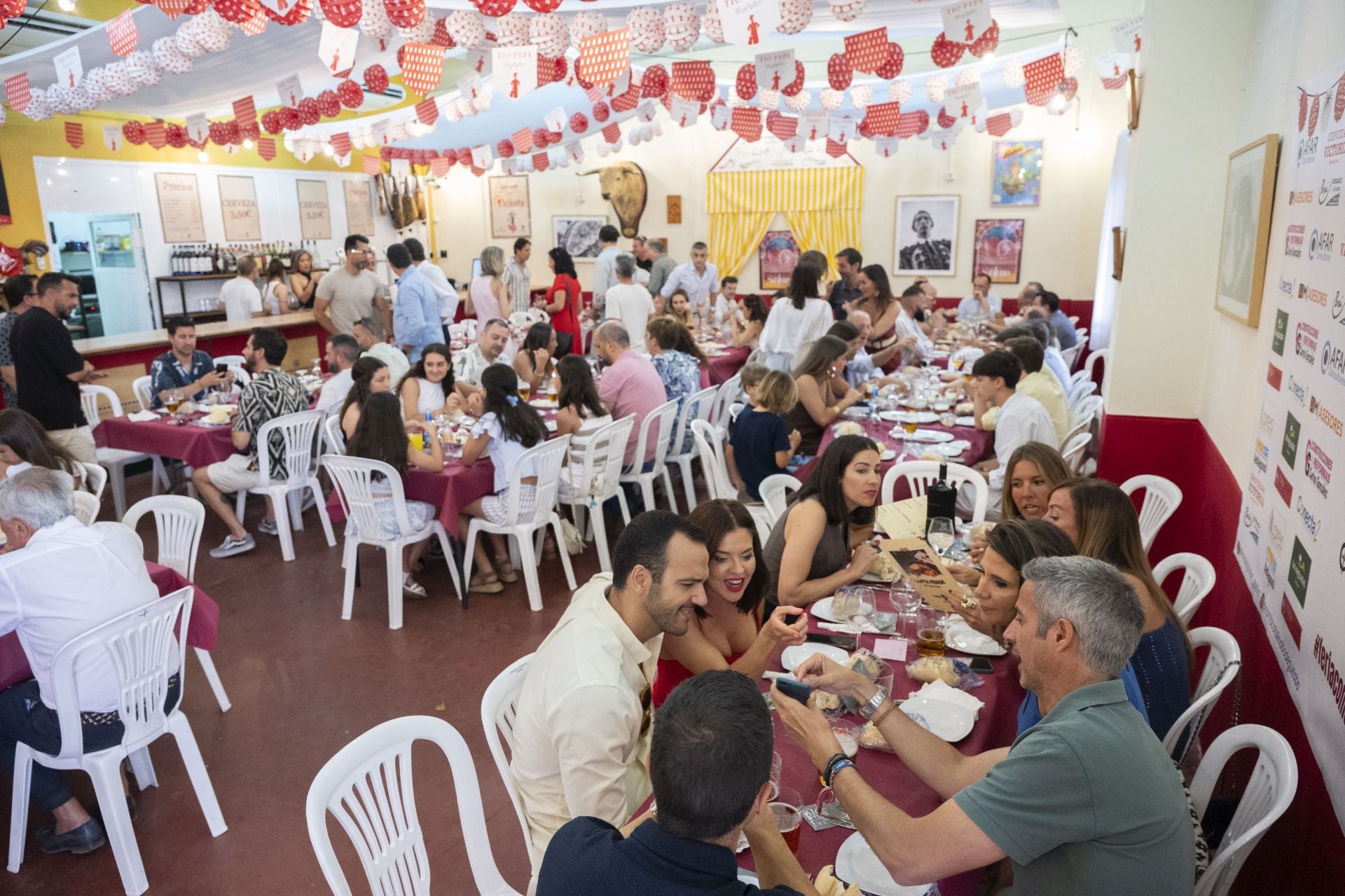 Así es el ambiente en el ferial de Badajoz a la hora de la comida