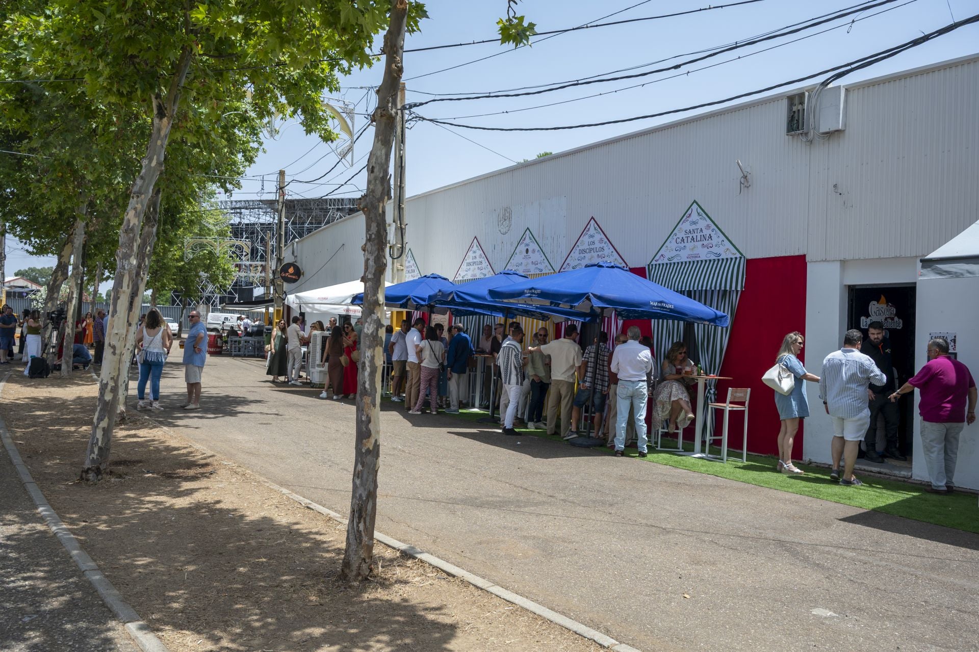 Así es el ambiente en el ferial de Badajoz a la hora de la comida