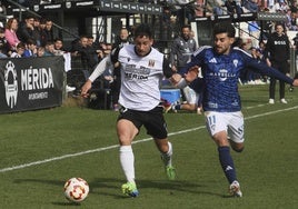 Felipe Alfonso recorriendo la banda del Romano ante el Marbella esta temporada