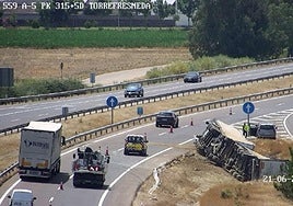 Trabajos de limpieza y retirada del camión accidentado el pasado sábado