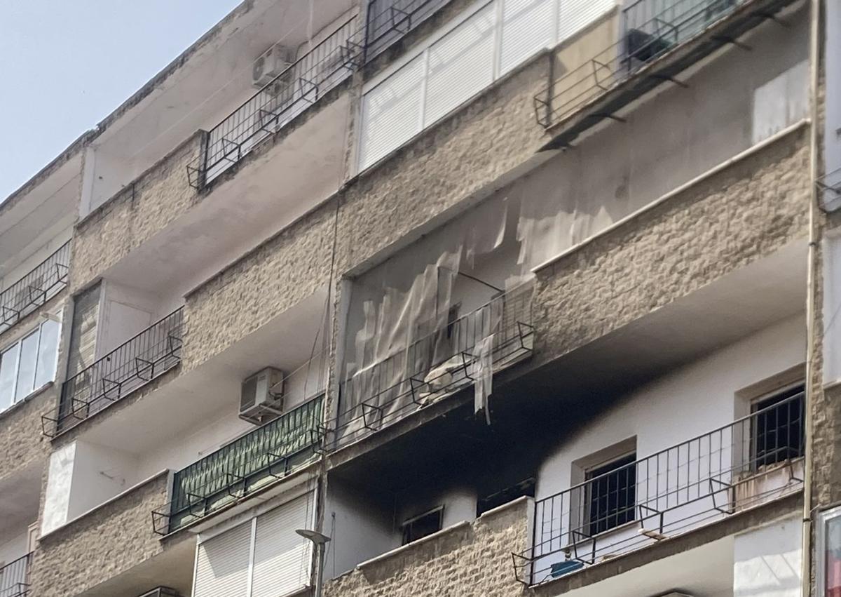 Imagen secundaria 1 - Fachada y puerta de la vivienda en Mérida que se ha visto afectada por el incendio.