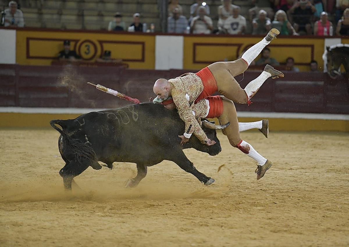 Imagen secundaria 1 - Diez orejas para los rejoneadores de la primera corrida de toros de la feria de San Juan de Badajoz