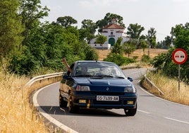 Arroyo y Valenzuela con su Renault Clio.