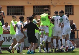 Celebración del 0-5 del Montehermos en Plasencia.