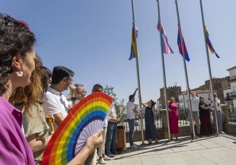 Denuncia por la retirada de las banderas del orgullo del Ayuntamiento de Cáceres