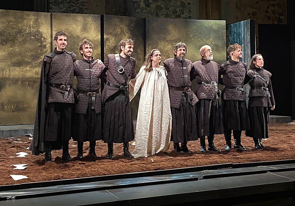 Un Shakespeare con tintes del NO-DO flanqueado por la historia de Cáceres