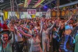 El público a primera hora de la tarde en la caseta del 5º Pino.