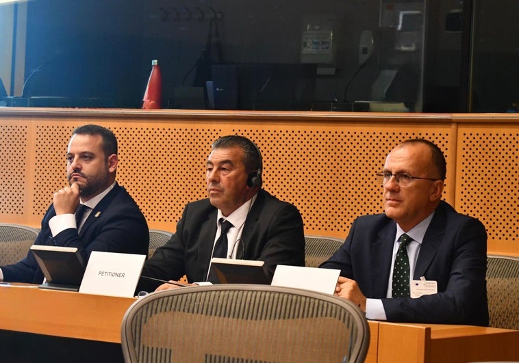 De izquierda a derecha, Fernando Sánchez y los alcaldes de Almaraz y Navalmoral de la Mata, hoy en Bruselas.