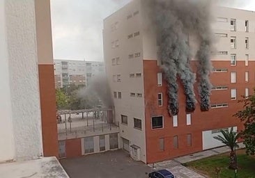 Los bomberos intervienen en un llamativo incendio en un bar del Cerro Gordo