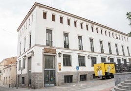 Edificio de Correos, en la esquina de la plaza de la Constitución.