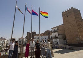 Izado de las banderas LGTBI la semana pasada ante el ayuntamiento de Cáceres.