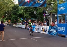 Pedro Sánchez Cidoncha cruza la meta cacereña como ganador del Gran Premio de Cánovas.