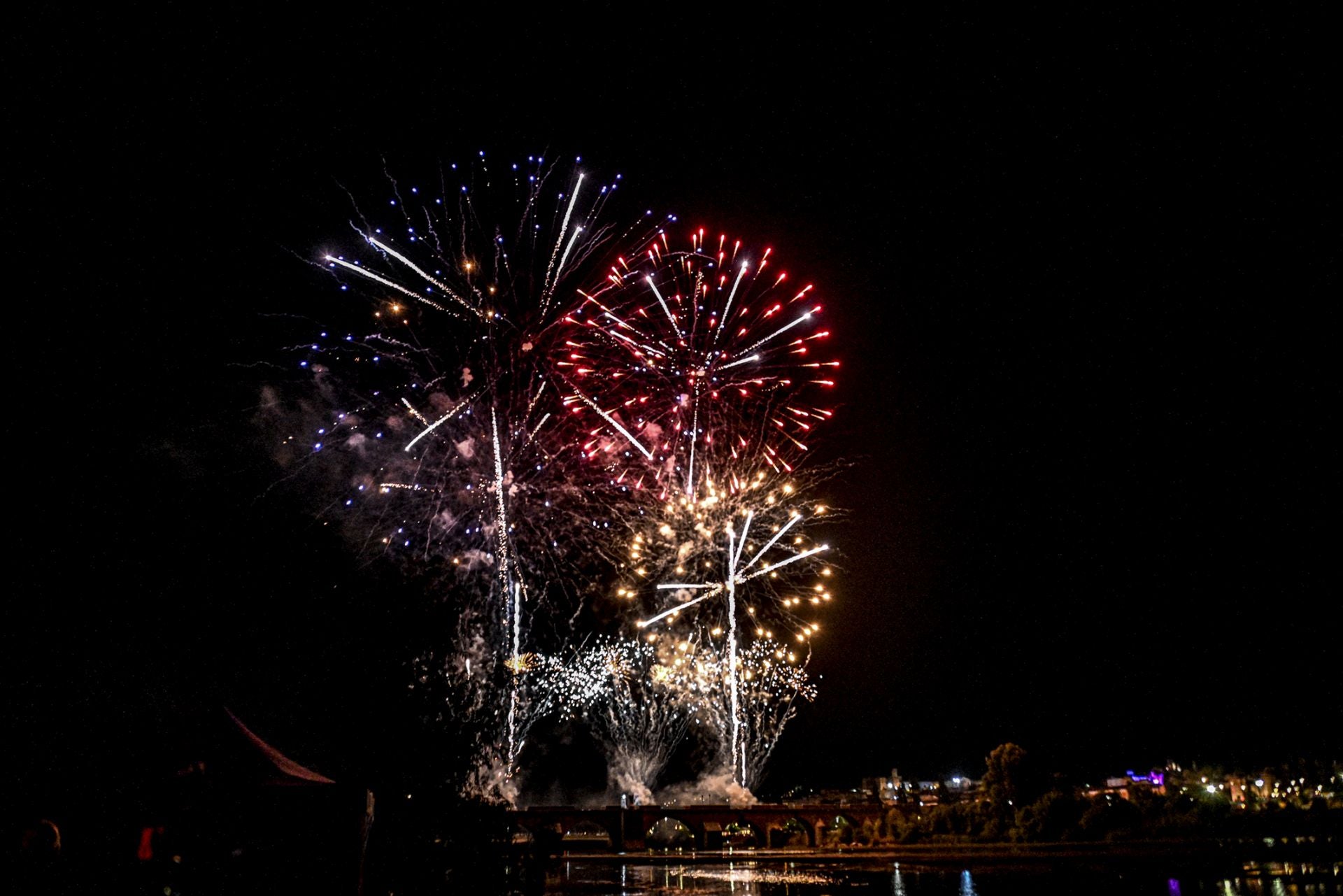 Así fueron los fuegos artificiales de la Feria de San Juan de Badajoz