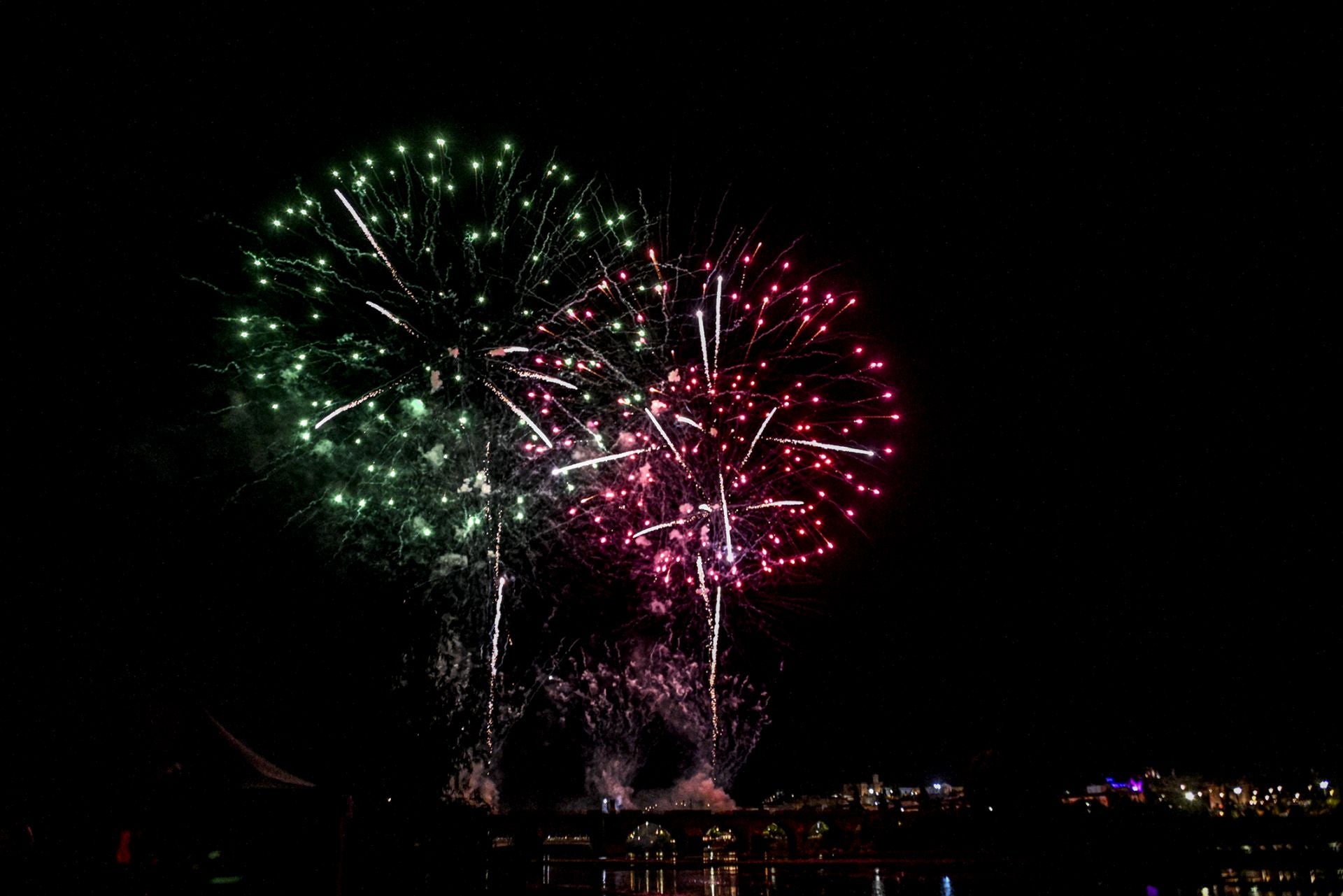 Así fueron los fuegos artificiales de la Feria de San Juan de Badajoz
