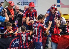 Los jugadores del Extremadura celebran una victoria con su afición.