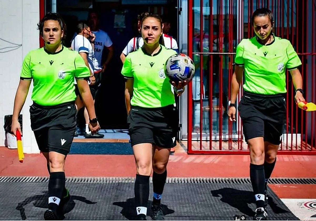 Melissa López Osorio junto a sus asistentes Flor Blanco y Alicia Galán, en el partido Azuaga-Aceuchal de 2021.