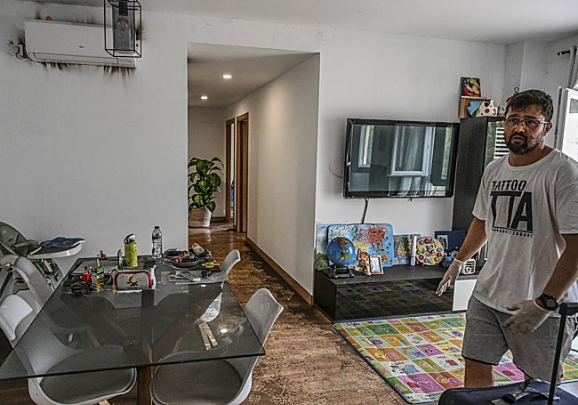 Borja Alonso de Medina en su vivienda cubierta de hollín.