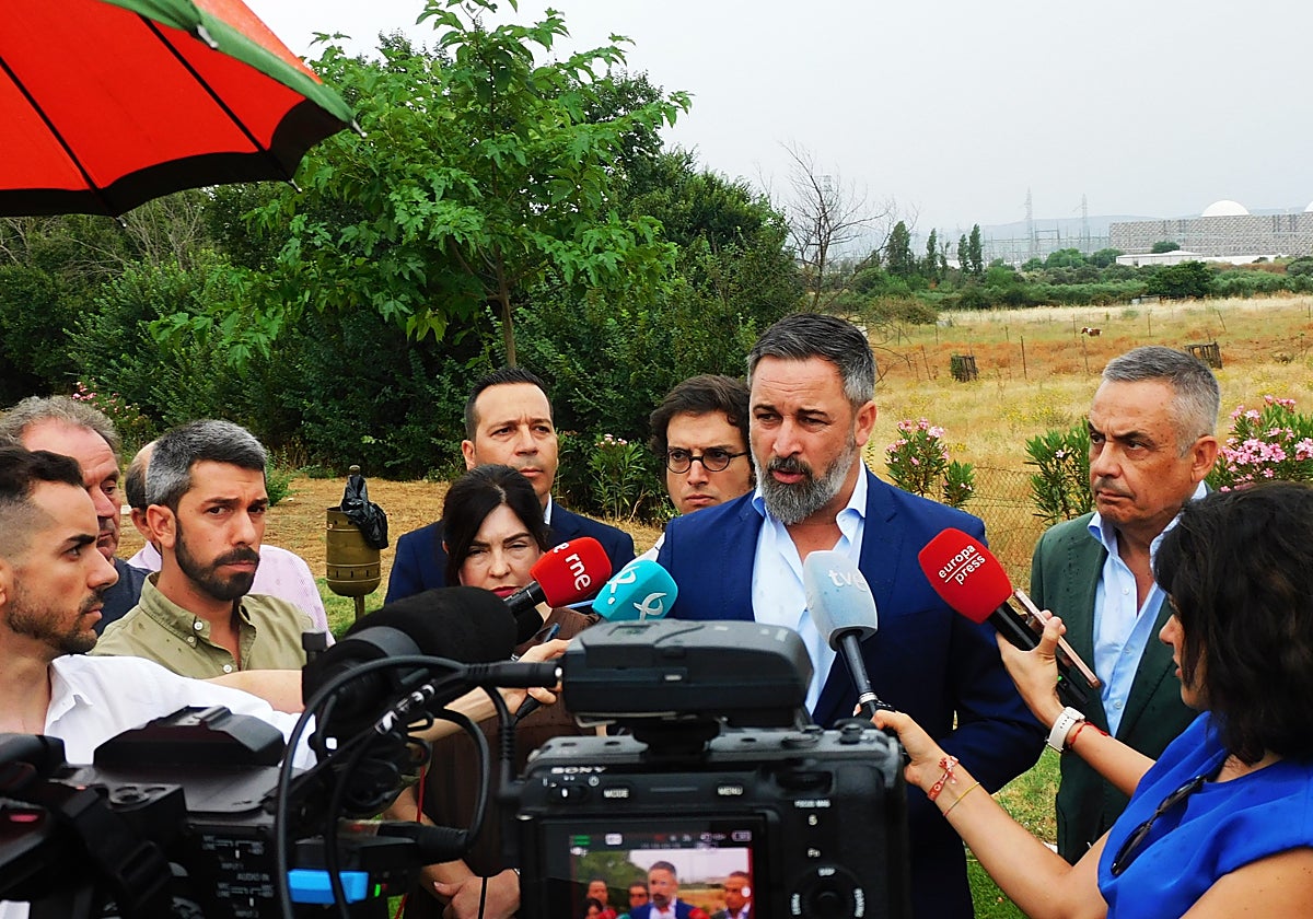 Santiago Abascal rodeado de otros dirigentes de Vox con Almaraz al fondo.