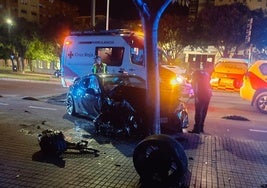 Un coche chocó contra un árbol en la avenida Sinforiano Madroñero.