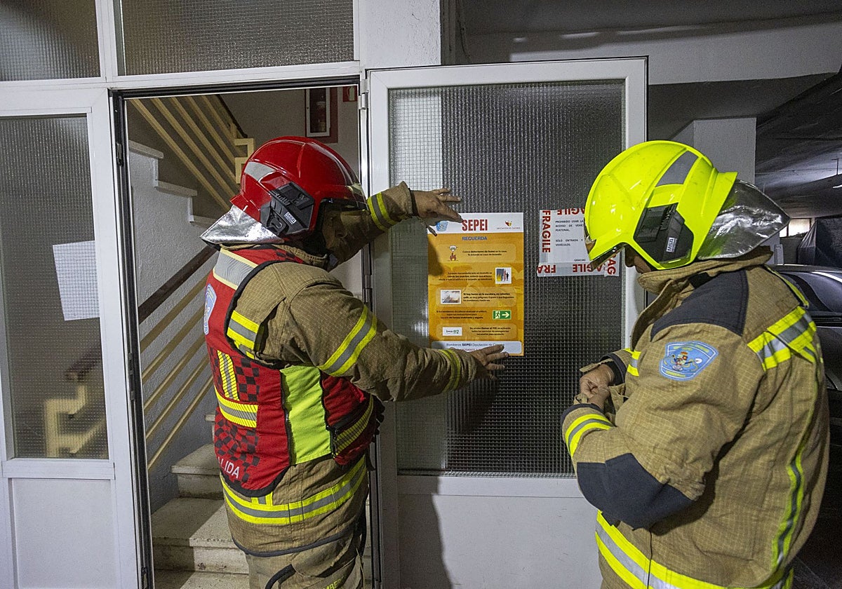 Bomberos del Sepei durante una campaña informativa en septiembre del año pasado.