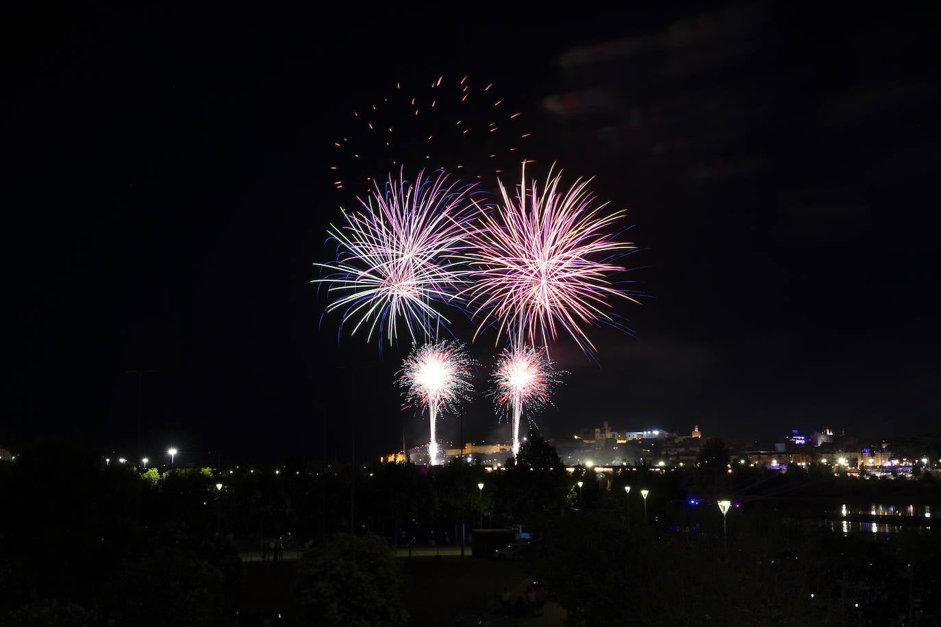 Así fueron los fuegos artificiales de la Feria de San Juan de Badajoz
