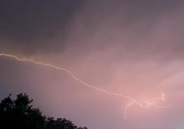 Rayo capatado durante la pasada noche en Hervás.
