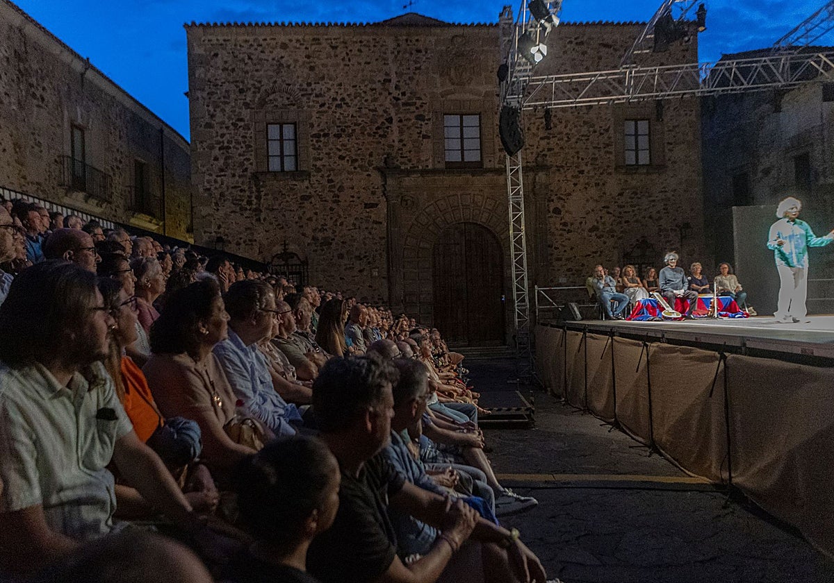 Las gradas de Santa María llenas de público el 19 de junio durante la función de El Brujo.